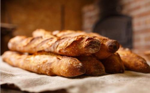 um monte de pão sentado em cima de uma mesa em 1 Chambre Arena - La Chapelle em Paris