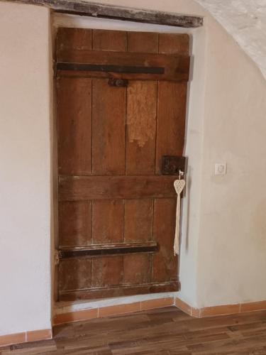 - une porte en bois dans l'angle de la chambre dans l'établissement Bastide la Bohême, à Ollioules