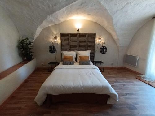 - une chambre mansardée avec un grand lit blanc dans l'établissement Bastide la Bohême, à Ollioules