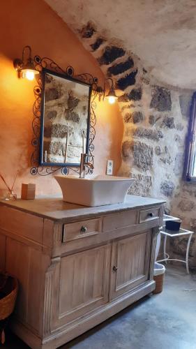 y baño con lavabo y espejo. en Le Pas Sage au Trible, Suites Bambou/ La Source/ Tataouine, en Gluiras