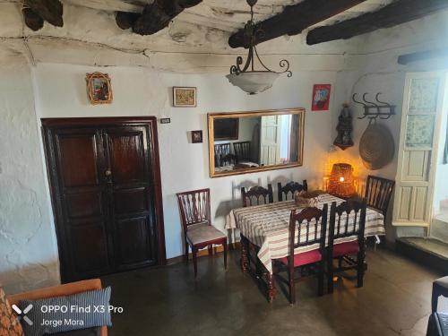 a dining room with a table and a mirror at La casa de Paco y Ana in Pitres