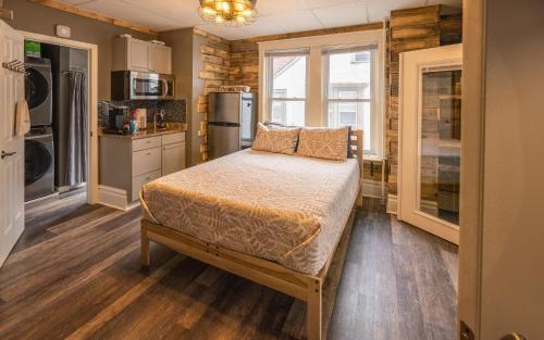een slaapkamer met een bed in het midden van een kamer bij Rustic Riverfront Retreat in Harrisburg