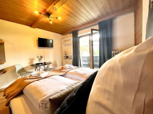 Postel nebo postele na pokoji v ubytování Ferienwohnung Alpenglühen - mit Sauna & Frühstück