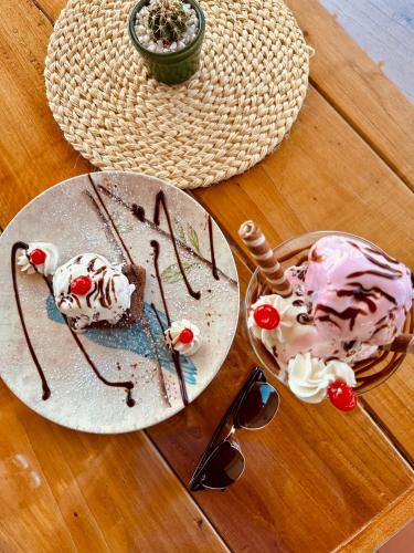 a table with two plates of ice cream and cake at Hotel Campestre Palmas del Zamorano in San Gil