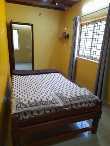 Postel nebo postele na pokoji v ubytování AADWIKA HOME STAY