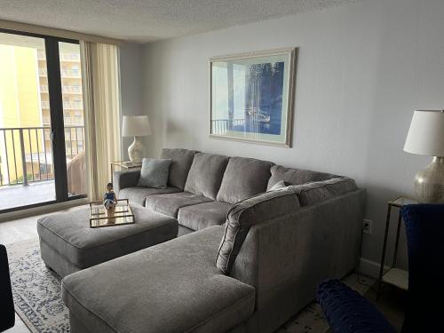Χώρος καθιστικού στο Coastal Condo on the beach at Ocean Trillium #501