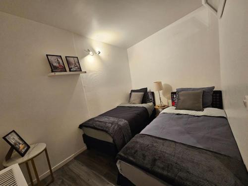 una camera con due letti di Magnifique appartement au bord de la Seine avec parking a Villeneuve-la-Garenne