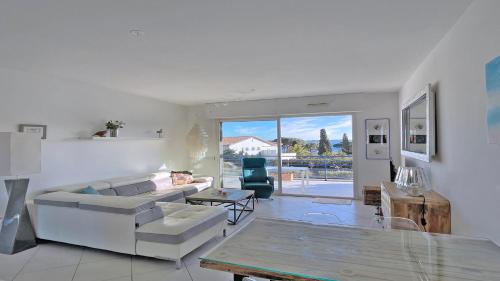 un salon avec un canapé et une table dans l'établissement Les Terrasses de la Croisette, à Sainte-Maxime