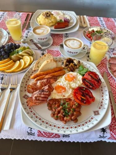 une table avec une plaque de nourriture contenant des œufs et des légumes dans l'établissement Podina Resort Hotel & Spa, à Ungureni