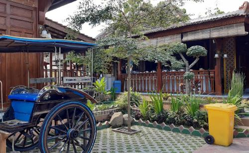 Κήπος έξω από το Joglo Wismono Prambanan