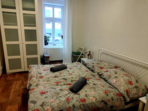 1 dormitorio con 1 cama con 2 almohadas en Nice room with double bed in zizkov, en Praga