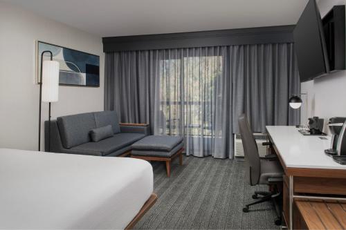 Habitación de hotel con cama y escritorio en Courtyard by Marriott San Diego Carlsbad en Carlsbad