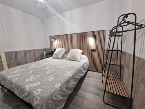 - une chambre avec un lit et une échelle dans l'établissement Super appartement les pieds dans l eau, au Cap d'Agde