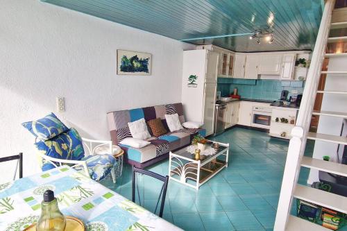 un salon avec un canapé et une cuisine dans l'établissement Appartement sur la Baie de saint Florent, à Patrimonio