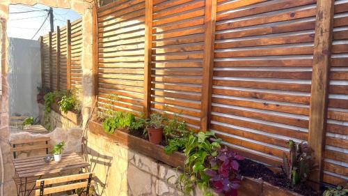 Almond في بئر السبع: سور خشبي للخصوصية مع وجود النباتات على الجدار