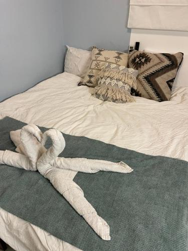 Almond في بئر السبع: منشفة بيضاء موضوعة فوق السرير