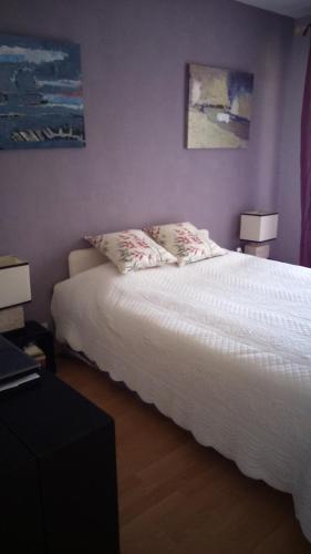 - une chambre avec un lit blanc et 2 lampes dans l'établissement CONFORTABLE T3 sur BALCON à 5 MN du Centre Ville, à Bayonne