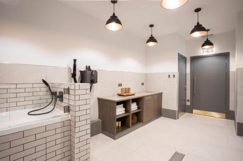 La salle de bains est pourvue d'une douche, d'un lavabo et de toilettes. dans l'établissement Modern King's Cross Apartments, à Londres