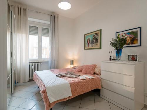 una camera con un letto, un comò e una finestra di MFS San Marino Host a Torino