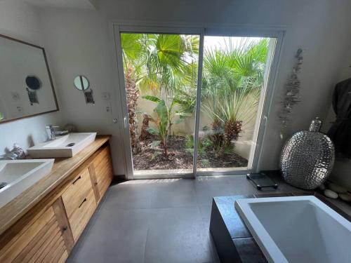 uma casa de banho com 2 lavatórios e uma grande janela em Luxueuse Villa avec Piscine pour 8 personnes TAHA'A - Le Beausset à 10 mn des Plages em Le Beausset