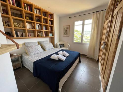 um quarto com uma cama com duas toalhas em Luxueuse Villa avec Piscine pour 8 personnes TAHA'A - Le Beausset à 10 mn des Plages em Le Beausset