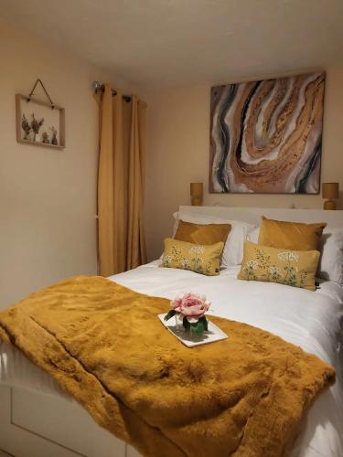 A bed or beds in a room at Cozy House, Garden, Free Parking, Opposite Train station with Disneyplus & Netflix included