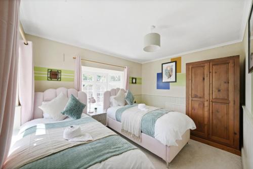 1 dormitorio con 2 camas y ventana en Hot-Tub Heaven in Bristol - Games Room en Bristol