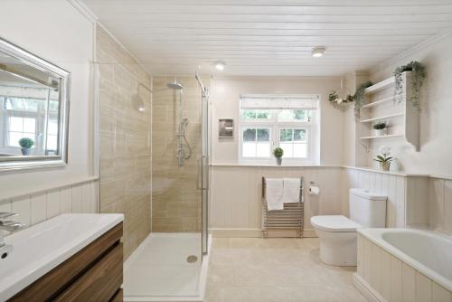 y baño con ducha, aseo y lavamanos. en Hot-Tub Heaven in Bristol - Games Room, en Bristol