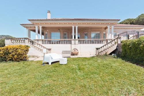 Casa blanca grande con porche y césped en Luxury Seaview Villa by Olala Homes, en Teià