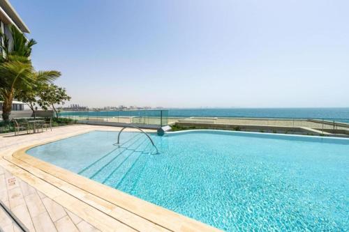 een zwembad met uitzicht op de oceaan bij Bluewaters Luxe 3BR with maids room - Panoramic Sea View - CityApartmentStay in Dubai