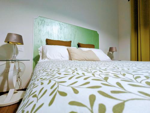 サレルノにあるgia'Notte BB Salerno Centro by ElodeaGroupのベッドルーム1室(緑のヘッドボード付きの大型ベッド1台付)