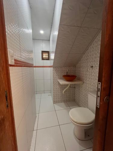 uma pequena casa de banho com WC e lavatório em Casa de Praia Muriu Beach em Ceará-Mirim