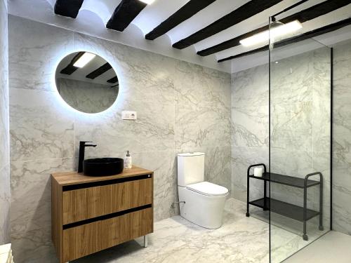 W łazience znajduje się toaleta, umywalka i lustro. w obiekcie LA CAPRICHOSA DE ALCOR 
