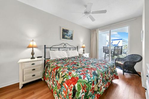 フォート・ウォルトン・ビーチにあるDestin West Gulfside Two Bedroom with Bunks!!! Lazy River!!のベッドルーム1室(ベッド1台、ドレッサー、窓付)
