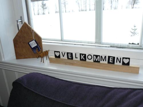 a window sill with a sign that reads well kommunal at Huset Alcamaro in Haugland