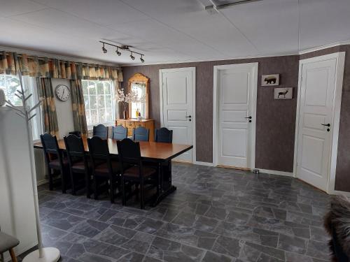 a dining room with a table and chairs at Huset Alcamaro in Haugland
