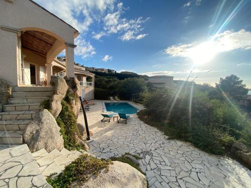 une maison avec une passerelle en pierre et une piscine dans l'établissement VILLA 5 pièces 8 couchages PORTICCIO, à Porticcio