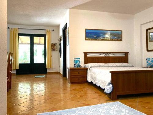 - une chambre avec un lit, une fenêtre et une porte dans l'établissement AffittaSardegna-Casa Torpè, à Torpè