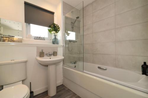 y baño con lavabo, aseo y bañera. en Signature - Belvidere House en Glasgow