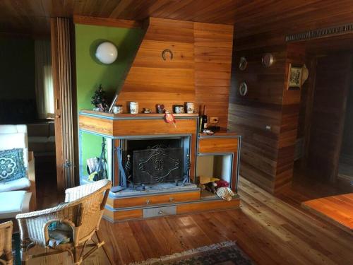 ein Wohnzimmer mit Kamin in einem Haus in der Unterkunft Casa in centro storico stile chalet di montagna in Ovindoli