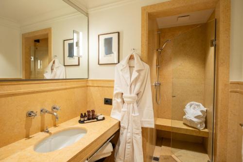 bagno con lavandino e doccia di Hotel Brun a Bologna