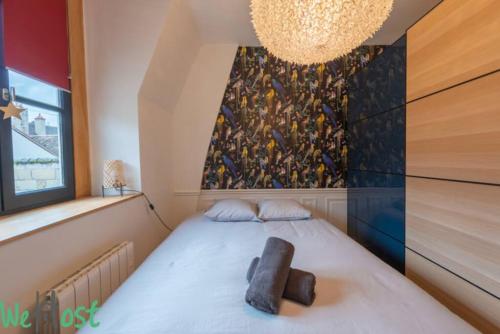 um quarto com uma cama com um quadro na parede em Magnifique duplex Design 4p - Centre historique em Dijon