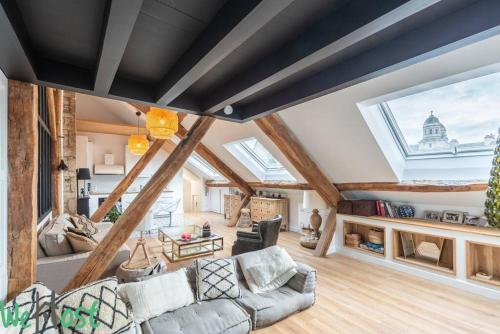 uma sala de estar com um tecto abobadado com clarabóias em Magnifique duplex Design 4p - Centre historique em Dijon