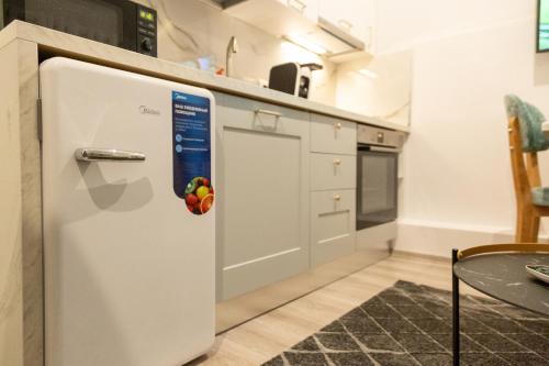Kuchyň nebo kuchyňský kout v ubytování Cozy Loft-Blloku Downtown