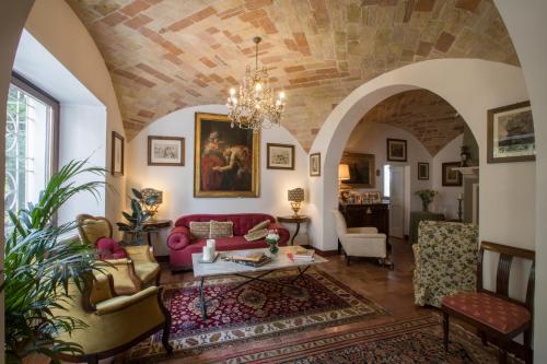 馬切拉塔的住宿－Dimora Rosa Bianca，客厅配有红色的沙发和椅子