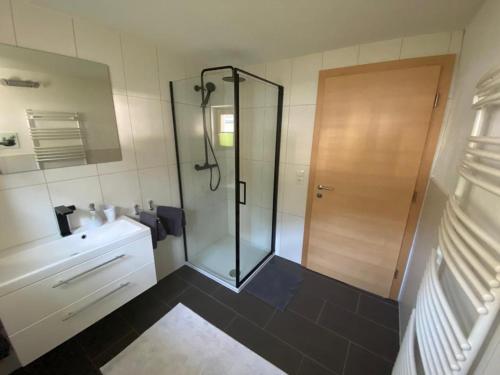 een badkamer met een douche en een wastafel bij Apartment in der Au in Langkampfen