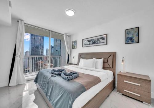 Giường trong phòng chung tại Luxurious 2 BD Ocean View Apartment At Brickell