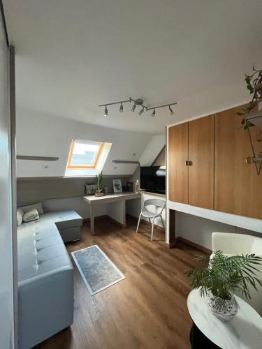 un salon avec un canapé et une table dans l'établissement Appartement type loft avec terrasse, à Cherbourg en Cotentin