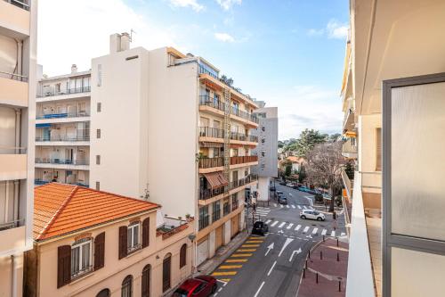 NEW 2 bed apt in Antibes, 5 min walk to the Beach