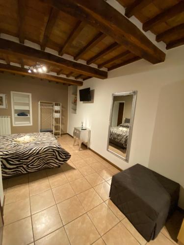 1 dormitorio con 1 cama y suelo de baldosa en Casa Perla, en Città di Castello